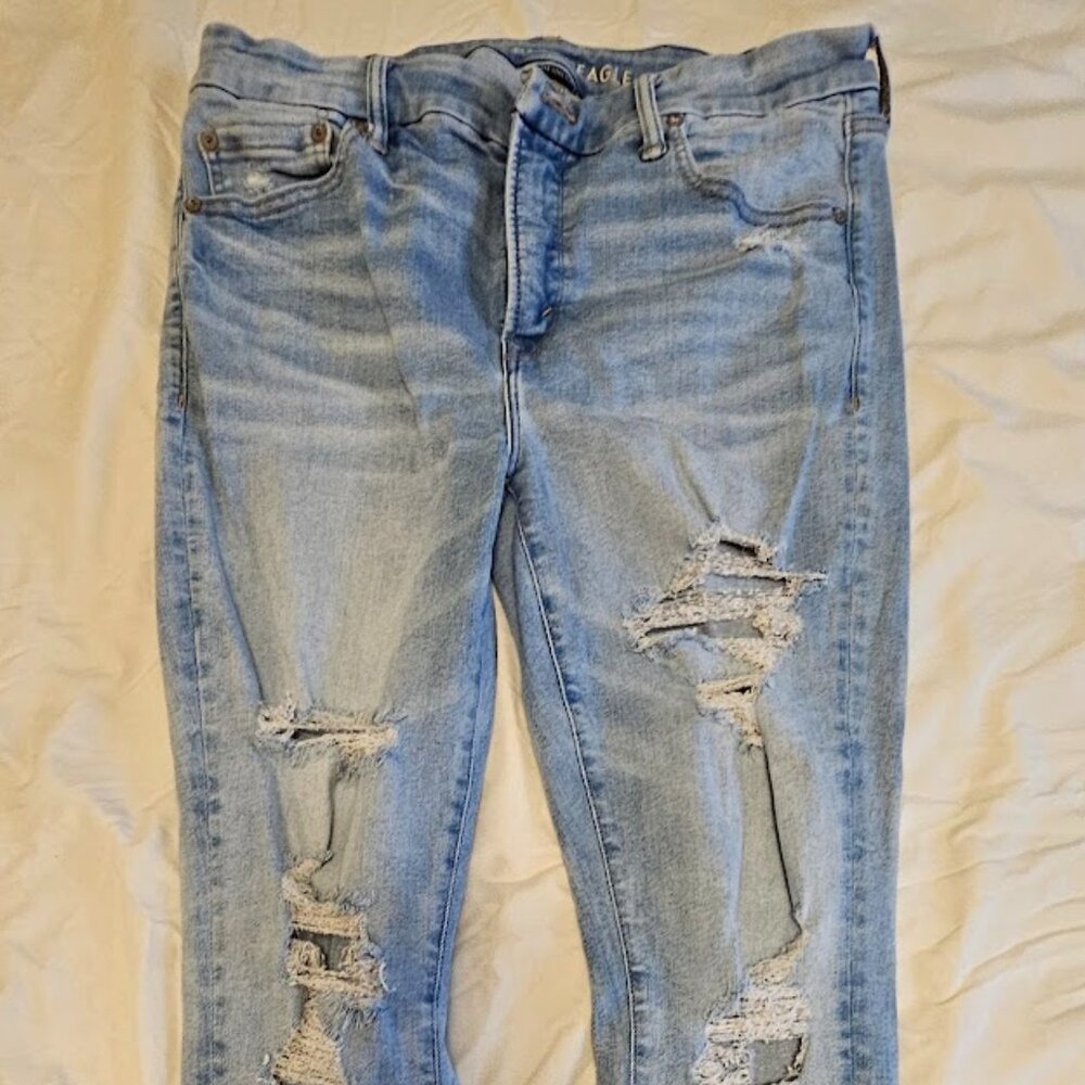 American Eagle Women’s Hi-Rise Jegging – Size 14 Regular – Destressed Light Wash
